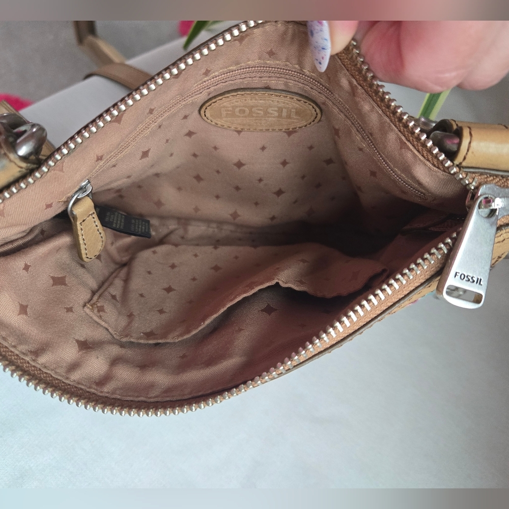 ✨ RETRO VIBES ALERT! ✨ Fossil Key-Per Crossbody 🔑🌈 - Picture 5 of 13
